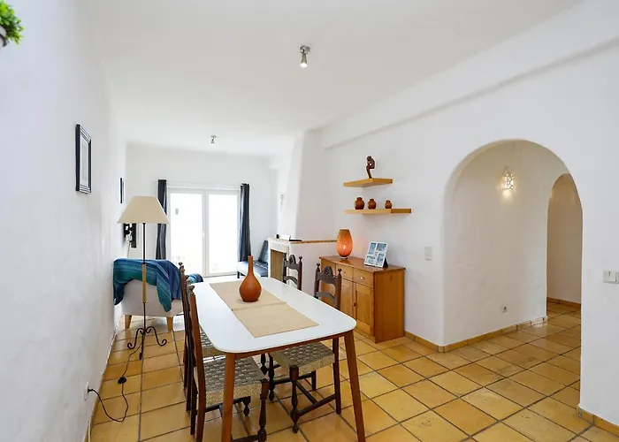 B82 - Lacobrigense Flat In Lagos
